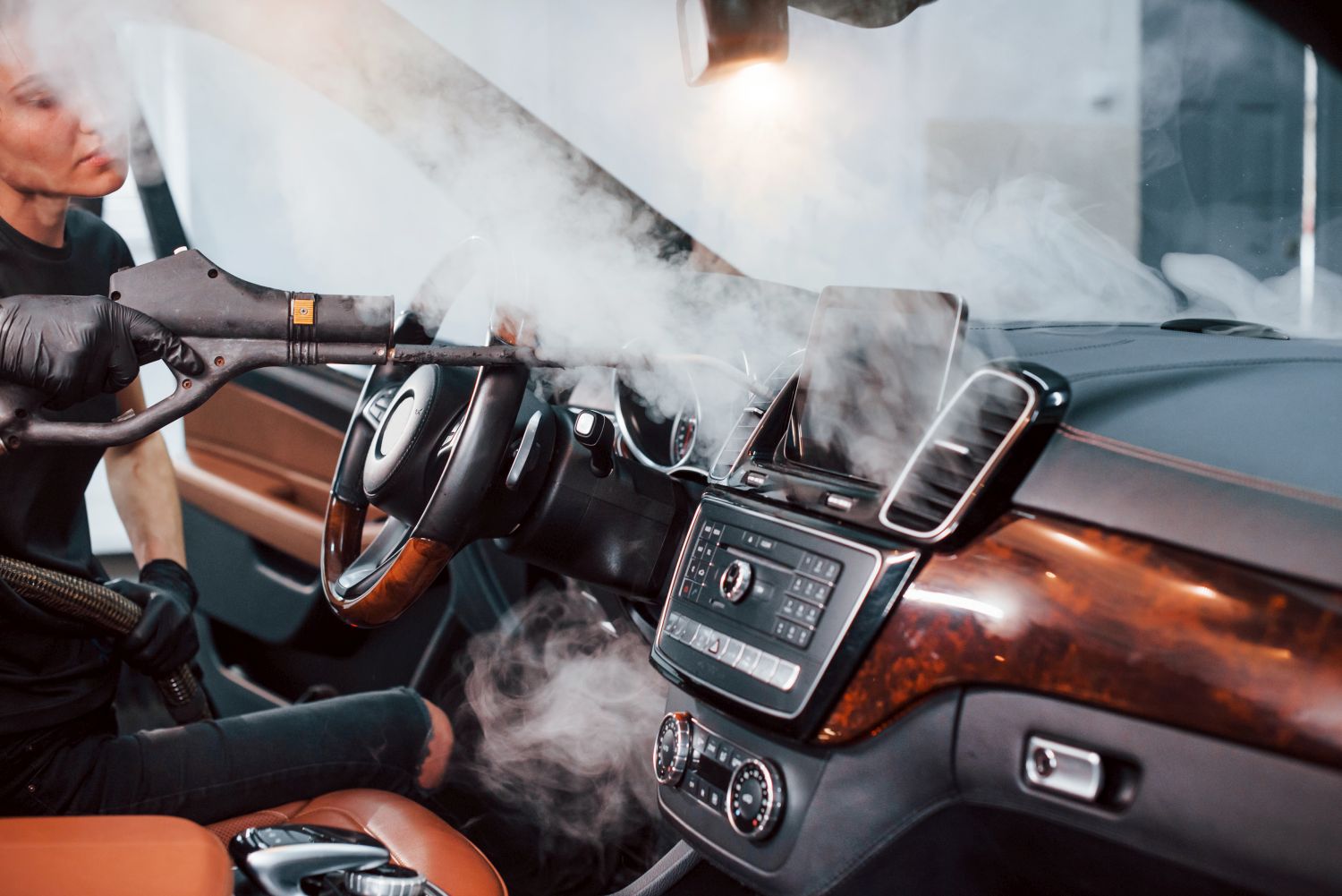 Nieprzyjemny zapach po awarii auta – kiedy warto wykonać ozonowanie po interwencji pomocy drogowej?